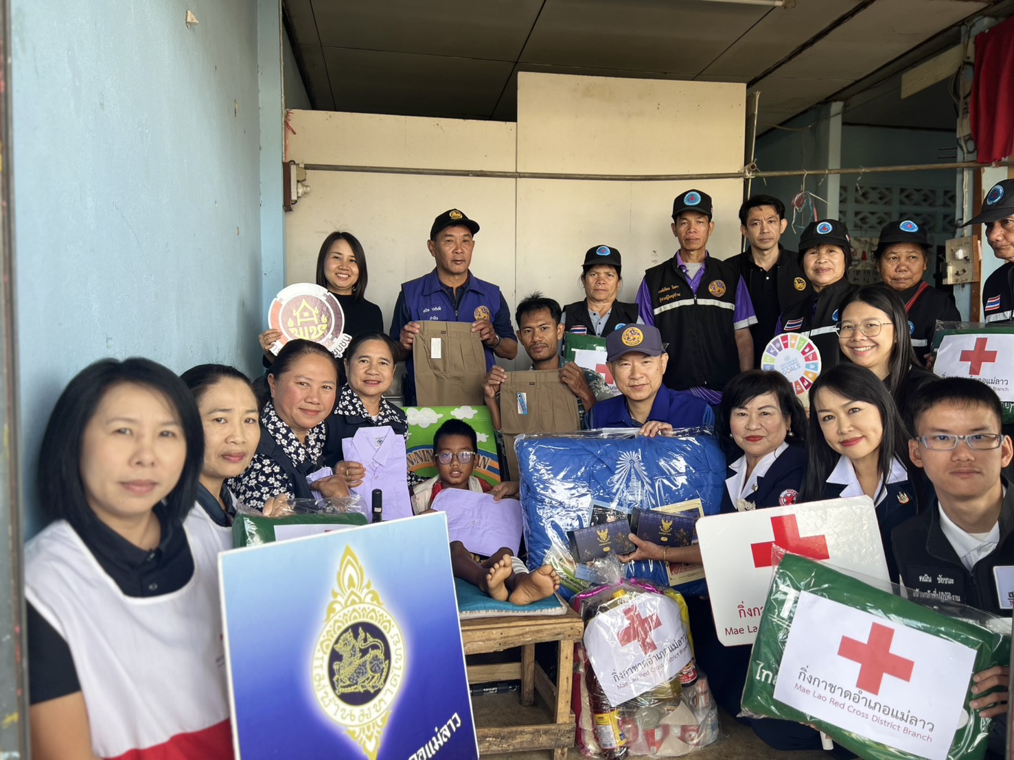 👉พช.แม่ลาว>>>ร่วมออกเยี่ยม และมอบถุงยังชีพ เครื่องอุปโภคบริโภค ณ บ้านร่องศาลา หมู่ที่ 3 ตำบลดงมะดะ อำเภอแม่ลาว จังหวัดเชียงราย