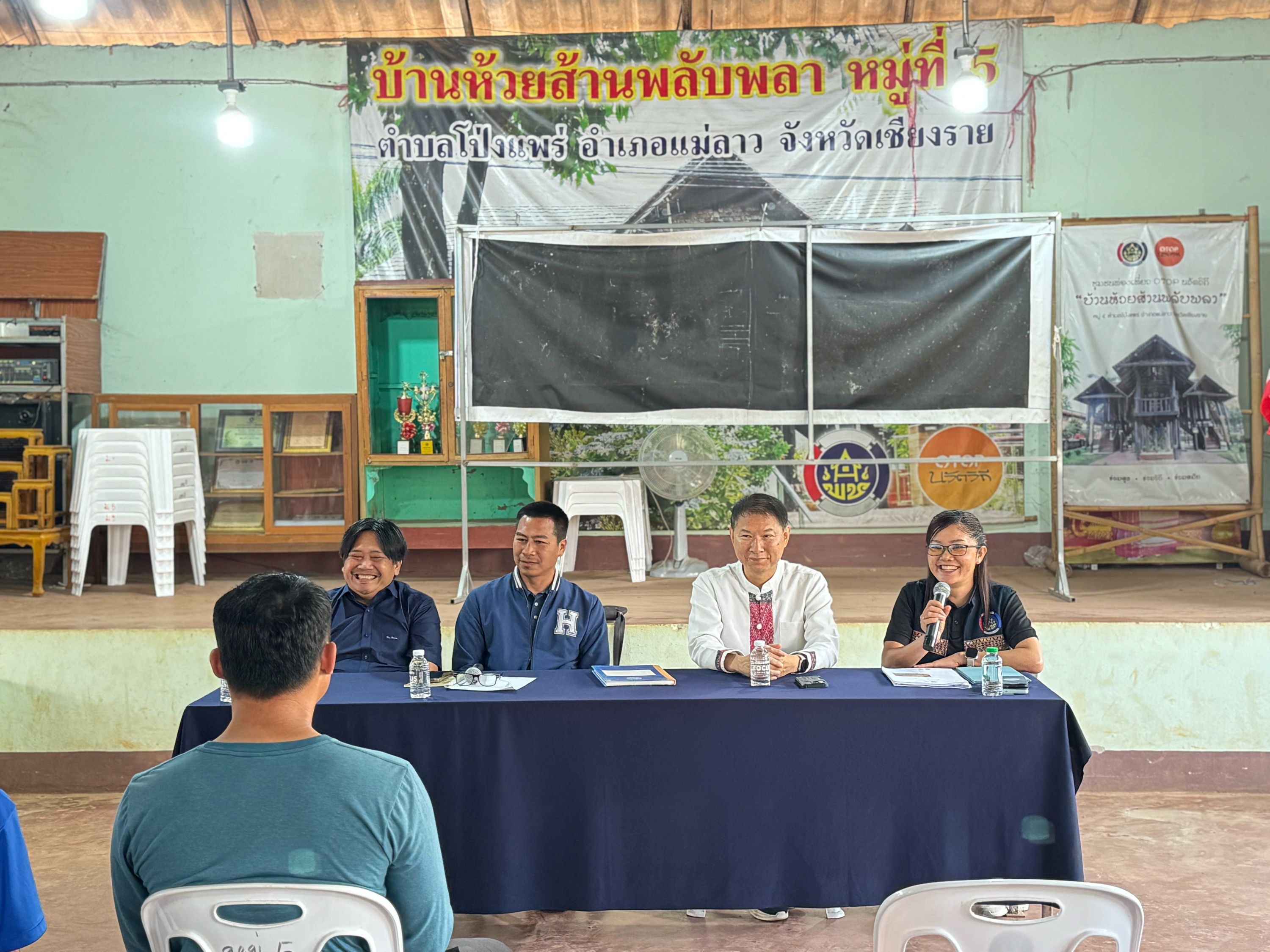 พช.แม่ลาว>>>ร่วมประชุมประชาคมสร้างความรู้ ความเข้าใจ และทบทวนแนวทางหมู่บ้าน OTOP นวัตวิถี บ้านห้วยส้านพลับพลา หมู่ที่ 5 ตำบลโป่งแพร่ อำเภอแม่ลาว จังหวัดเชียงราย