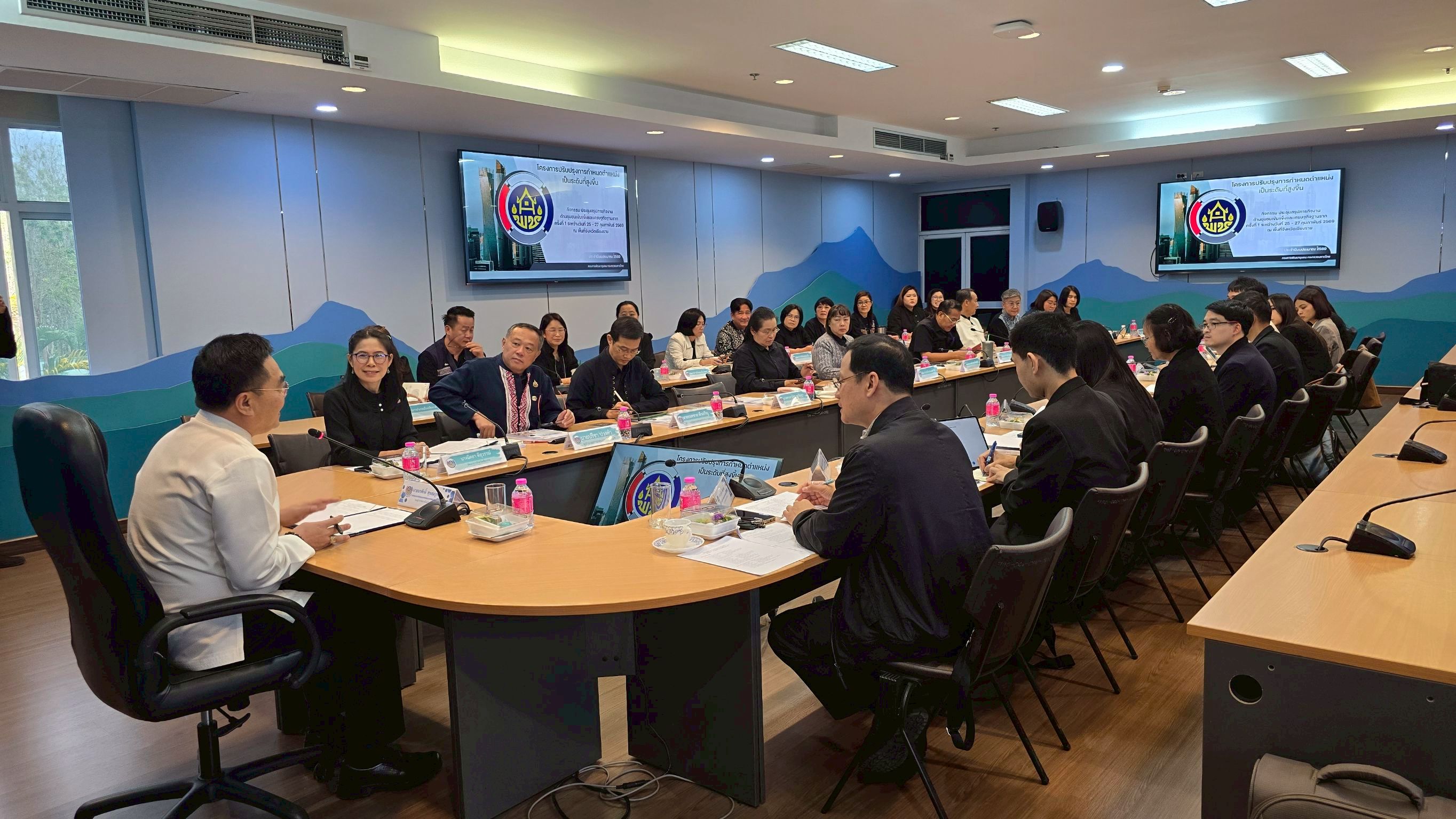 พช.แม่ลาว>>>ร่วมรับการดำเนินโครงการปรับปรุงการกำหนดตำแหน่งเป็นระดับที่สูงขึ้น กิจกรรมประชุมสรุปภารกิจงานด้านชุมชนเข้มแข็งและเศรษฐกิจฐานราก