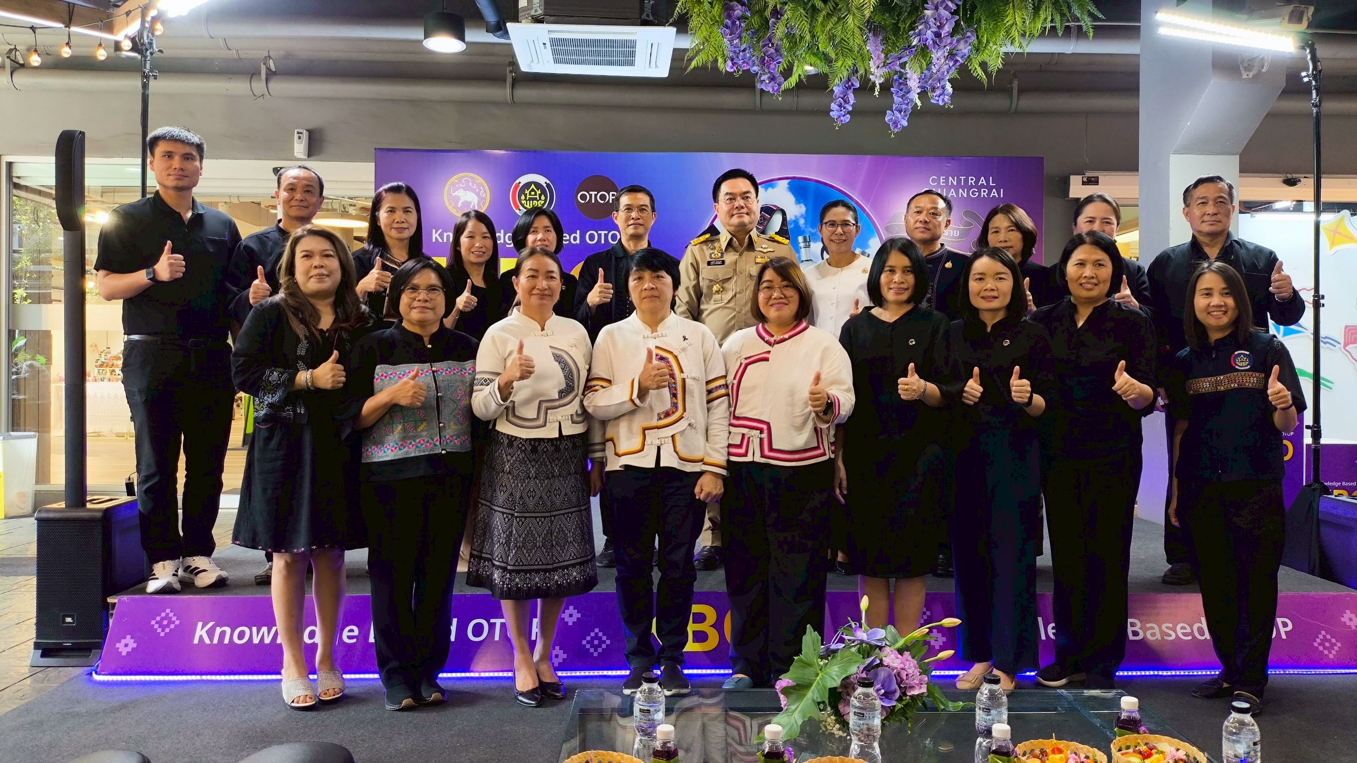 พช.แม่ลาว>>>ร่วมกิจกรรมแสดงนิทรรศการนำเสนอผลการดำเนินงานการพัฒนาผลิตภัณฑ์ OTOP และประกวดการพัฒนาผลิตภัณฑ์ OTOP เด่น จังหวัดเชียงราย 