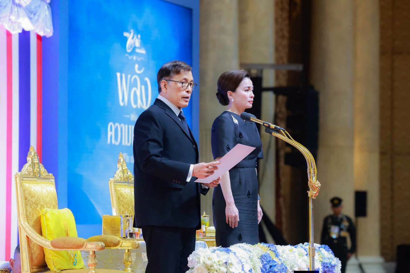 พช.แม่ลาว>>>นายทวีชัย พิมสาร ประธานหมู่บ้านต้นกล้ากองทุนแม่ของแผ่นดิน บ้านปากกอง ตำบลป่าก่อดำ ร่วมเฝ้ารับเสด็จฯ พระบาทสมเด็จพระเจ้าอยู่หัว และสมเด็จพระนางเจ้าฯ พระบรมราชินี ในงานมหกรรมกองทุนแม่ของแผ่นดิน ประจำปี 2569